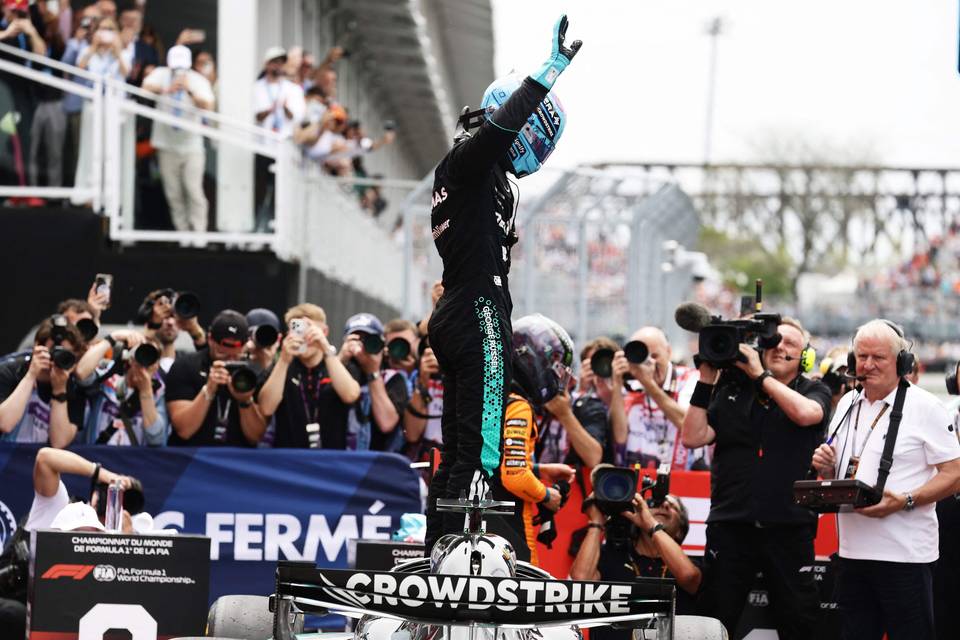 George Russell voitti sprinttikilpailun, tallikaveri Kimi Antonelli ilmaisi tyytymättömyytensä. George Russell voitti sprinttikilpailun, tallikaveri Kimi Antonelli ilmaisi tyytymättömyytensä. 1