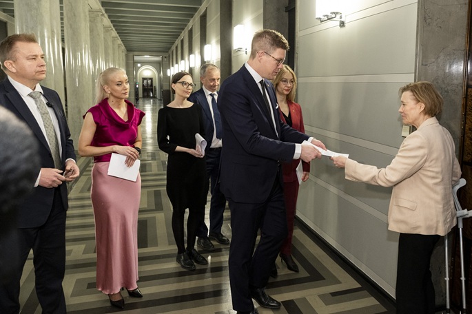 Hallitus kohtaa epäluottamuslauseen talouspolitiikan epäonnistumisen vuoksi. 1