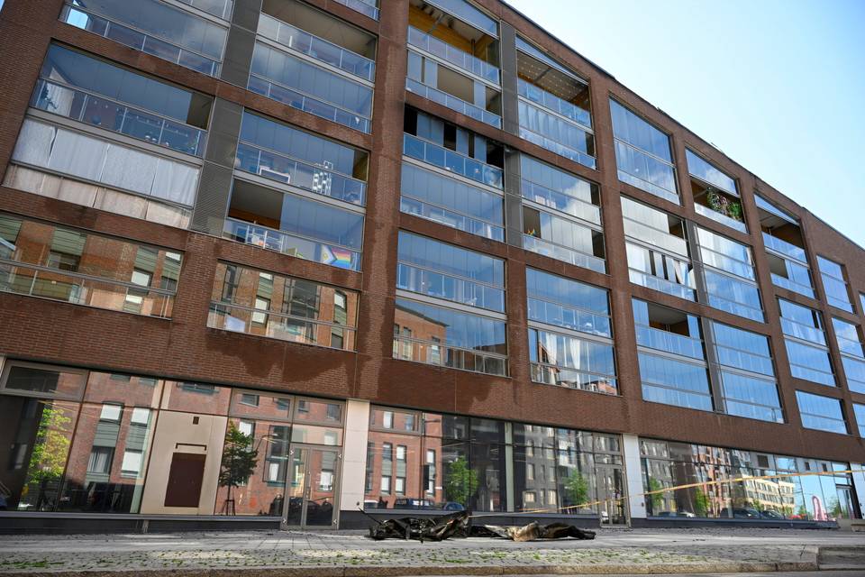 Helsingin Kalasatamassa lauantaina syttynyt tulipalo aiheuttaa todennäköisesti miljoonien eurojen vahingot. 1