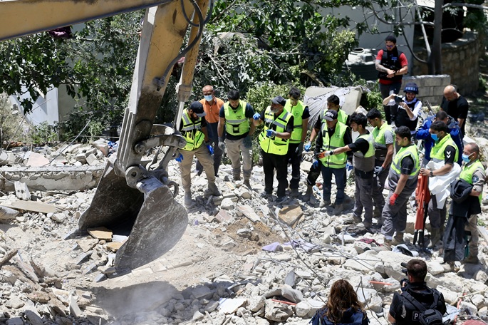 Israelin joukot surmaavat 5 poliisia Gazassa ja 11 Libanonissa. 1