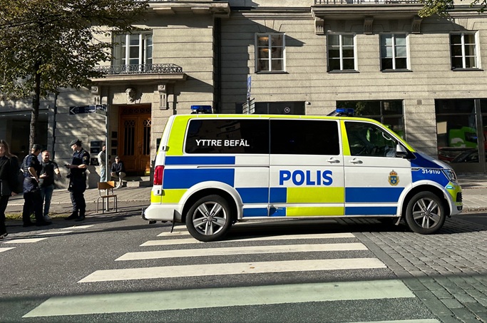 Itseohjautuva bussi törmäsi raitiovaunuun ensimmäisenä päivänä matkustajien kuljetuksessa Ruotsissa. 1