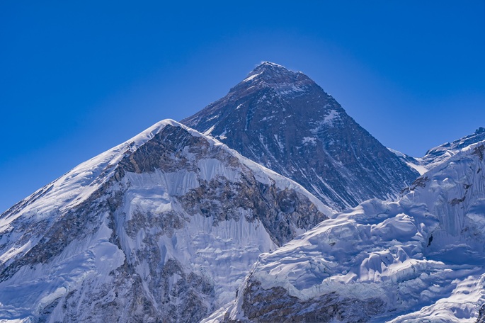 Kaksi intialaista vuorikiipeilijää menehtyi Everestillä ennätyksellisen ruuhkaisuuden ja huippupullonkaulojen vuoksi. 1