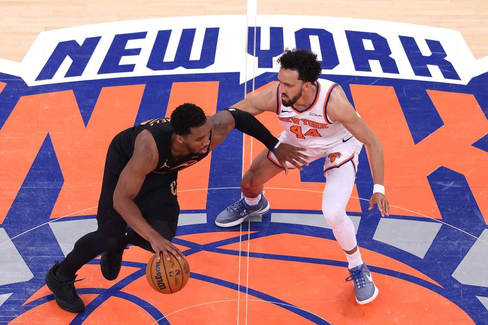 Knicks tasoitti Clevelandin 22 pisteen johdon minuuteissa ja voitti NBA:n itälohkon finaalit jatkoajalla. Knicks tasoitti Clevelandin 22 pisteen johdon minuuteissa ja voitti NBA:n itälohkon finaalit jatkoajalla. 1