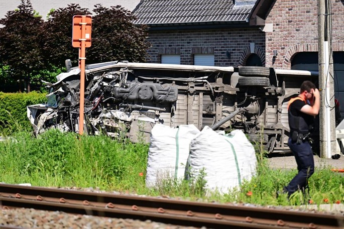 Koulubussi ja junan törmäys vaati neljä ihmishenkeä Belgiassa. 1