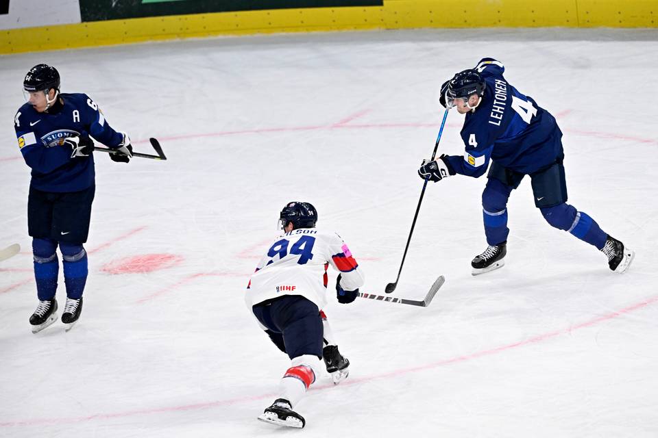 Leijonat varmisti voiton Britanniasta puolustajien tekemillä maaleilla. 1