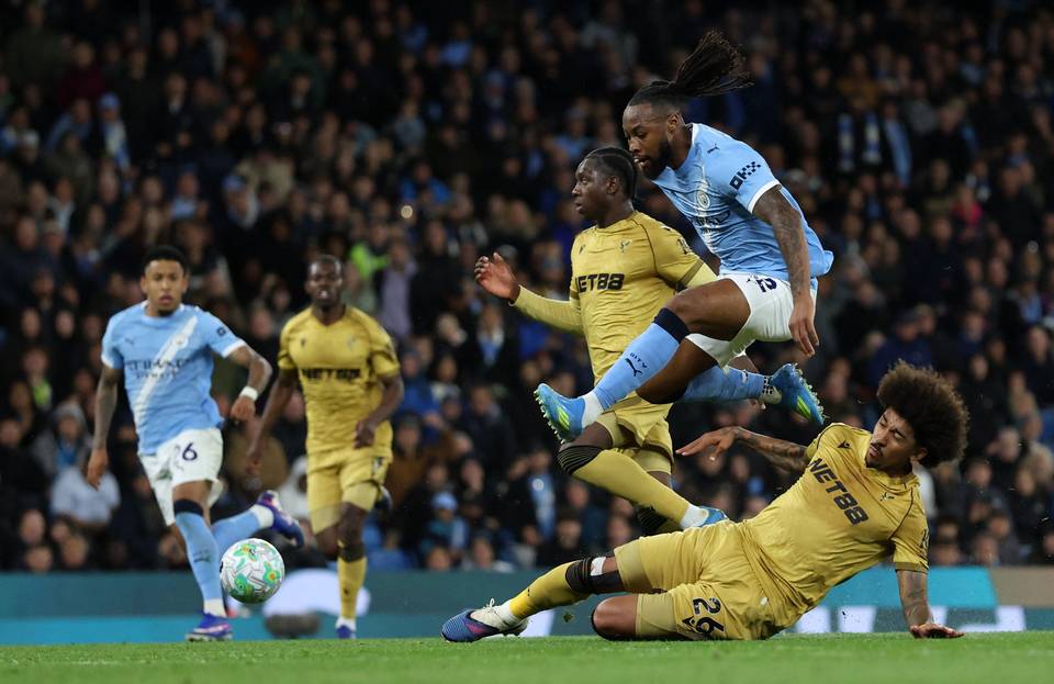 Manchester City seuraa Arsenalia tiiviisti. Manchester City seuraa Arsenalia tiiviisti. 1
