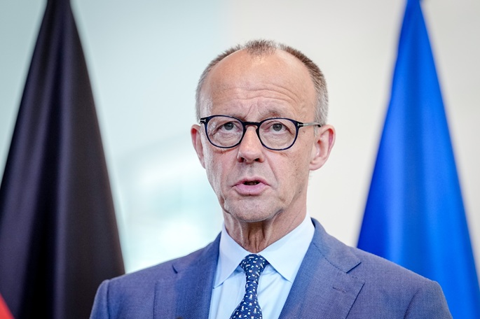 Merz korostaa vahvan läsnäolon tarvetta Naton itäisellä siivellä. 1