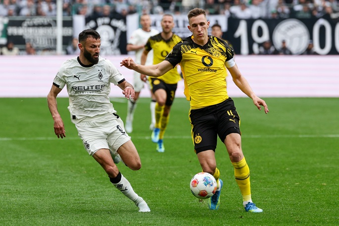 Mönchengladbach voitti Dortmundin varmistaakseen paikan Bundesliigassa. 1