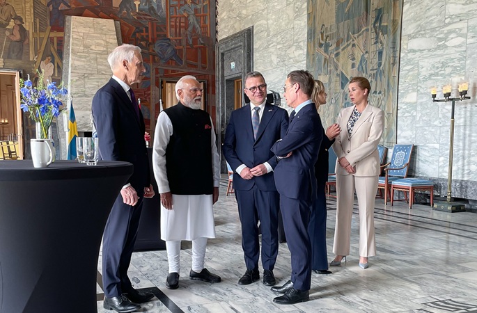 Modi lahjoittaa perinteisiä intialaisia taide-esineitä Suomen, Islannin ja Tanskan pääministereille. 1