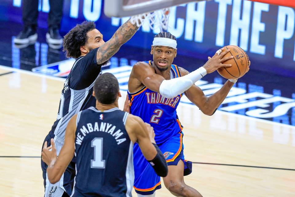 NBA:ssa nähtiin vauhdikas avaus – Thunder nousi Spursin yllätyksestä voittoon. NBA:ssa nähtiin vauhdikas avaus – Thunder nousi Spursin yllätyksestä voittoon. 1