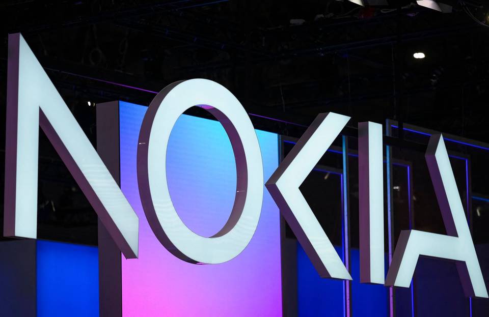 Nokia käynnisti pörssiviikon voimakkaalla nousulla. Nokia käynnisti pörssiviikon voimakkaalla nousulla. 1