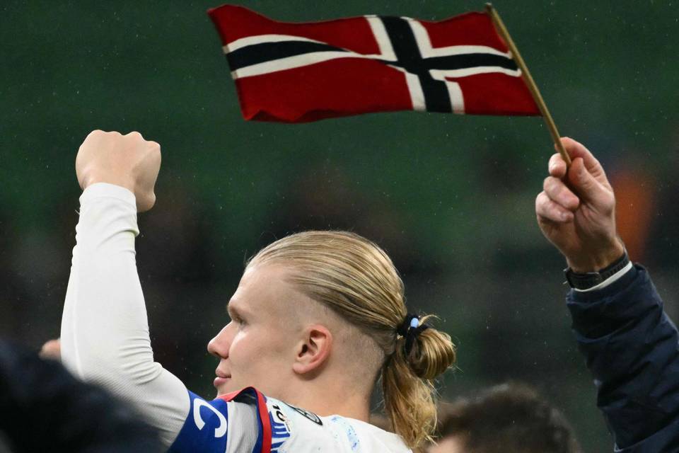 Norjassa kuultiin kuninkaan puhe – Haaland ja Ödegaard vievät vuonomaan MM-jalkapalloon Norjassa kuultiin kuninkaan puhe – Haaland ja Ödegaard vievät vuonomaan MM-jalkapalloon 1
