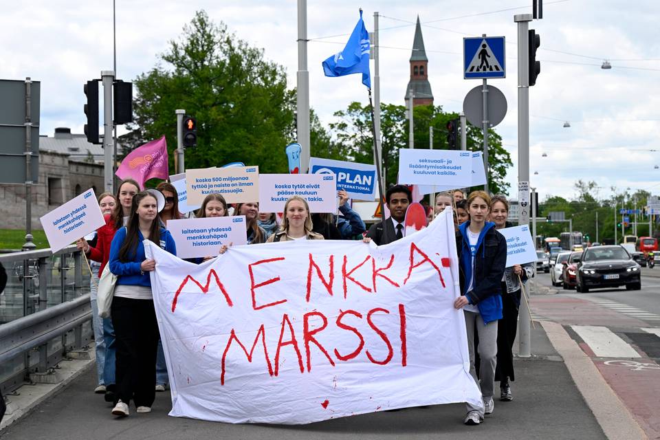 Nuoret järjestivät Menkkamarssin – tavoitteena muun muassa ilmaiset kuukautistuotteet julkisissa tiloissa. 1