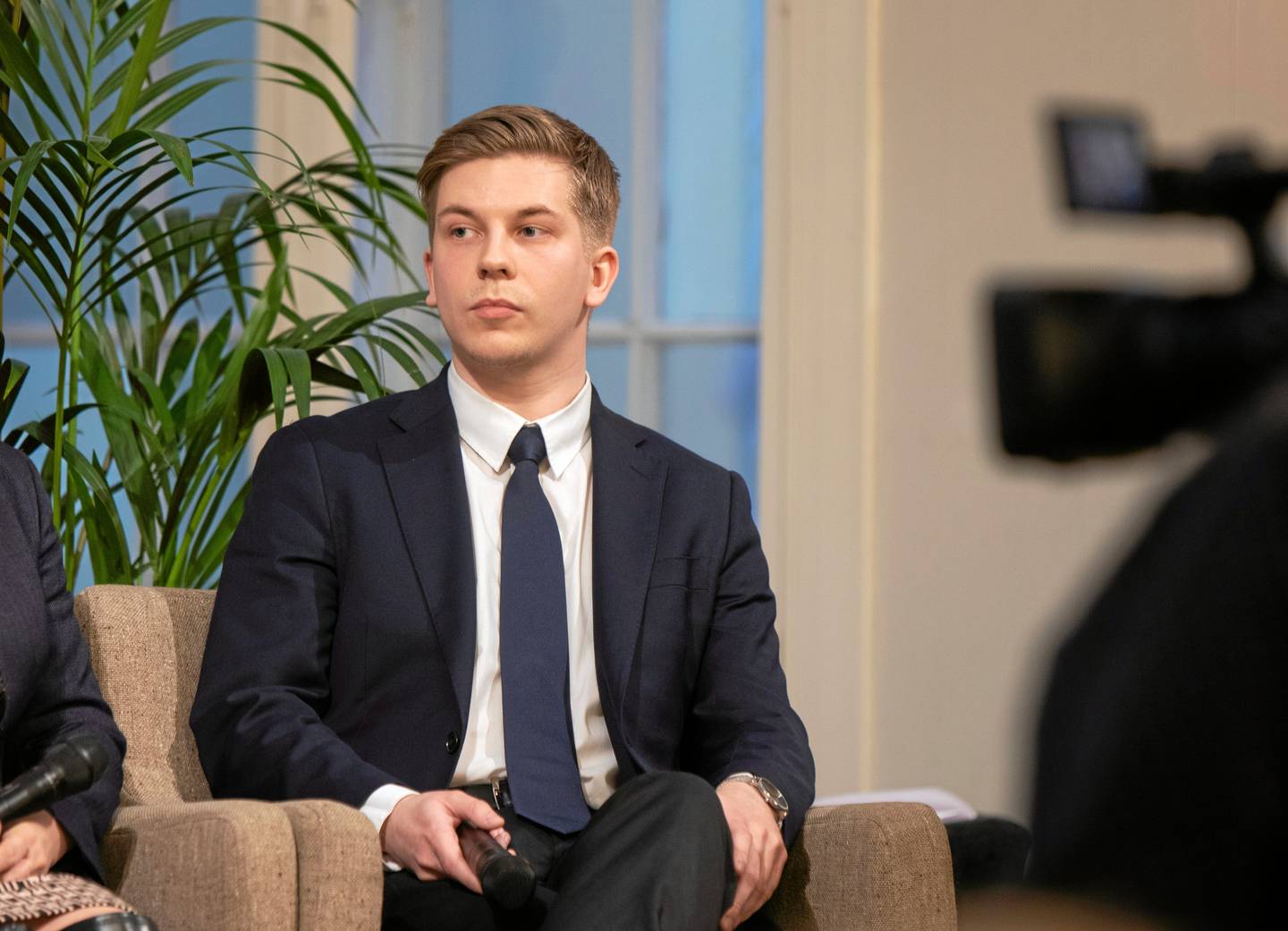 Perussuomalaisten varapuheenjohtaja vaatii hallitukselta toimenpiteitä Suvivirren suojelemiseksi. 1