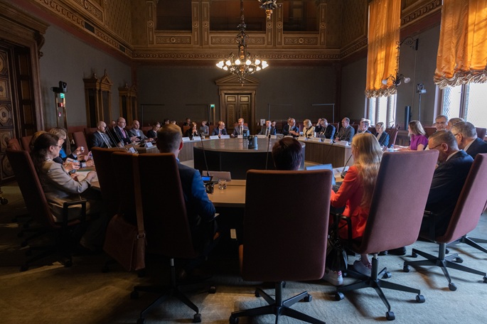 Pääministeri kehittää hätävaroitusjärjestelmää droneuhkien varalta. 1