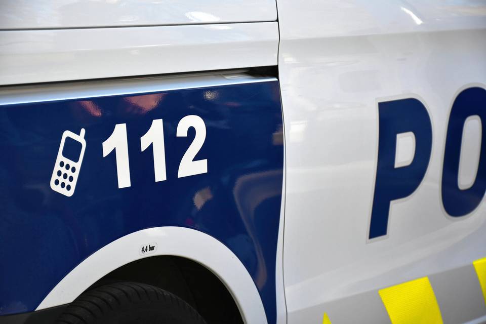 Poliisi tutkii, onko riihimäkeläiseltä peltoalueelta löytynyt sodanaikainen kranaatti varastettu. 1