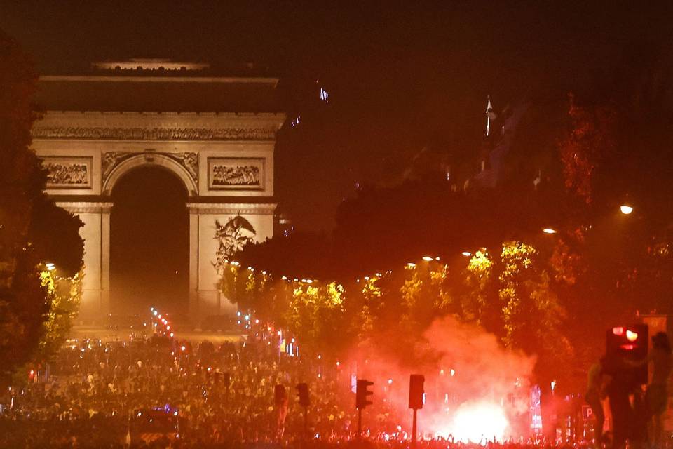 PSG:n Mestarien liigan voiton juhlistaminen johti yhteenottoihin Pariisissa. PSG:n Mestarien liigan voiton juhlistaminen johti yhteenottoihin Pariisissa. 1