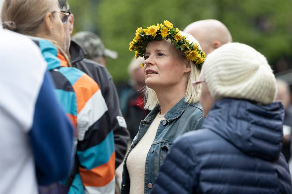 Riikka Purra myi sakset huutokauppakeisarille – luopui myös juustohöylästä ja pahvi-Jussista. 1