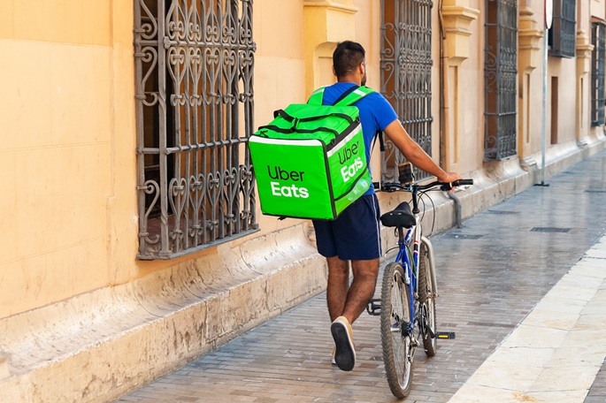 Saksalainen yritys Delivery Hero vahvistaa kilpailija Uberin tekemän ostotarjouksen. 1