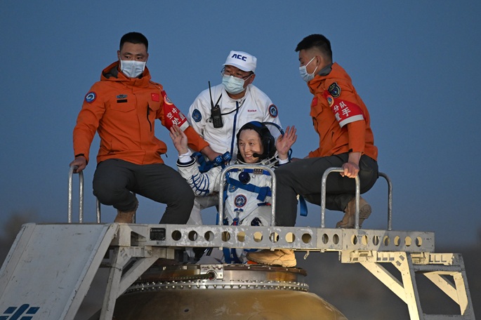 Shenzhou-21-avaruuslentäjät palaavat Maahan ennätyksellisen 210 päivän tehtävän jälkeen. 1