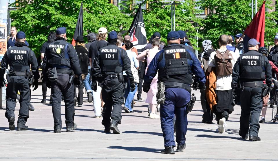 Sinimusta liike ehdottaa koululaisten erottamista taustan mukaan – poliisi pidättänyt neljä henkilöä vaalitilaisuudessa. 1