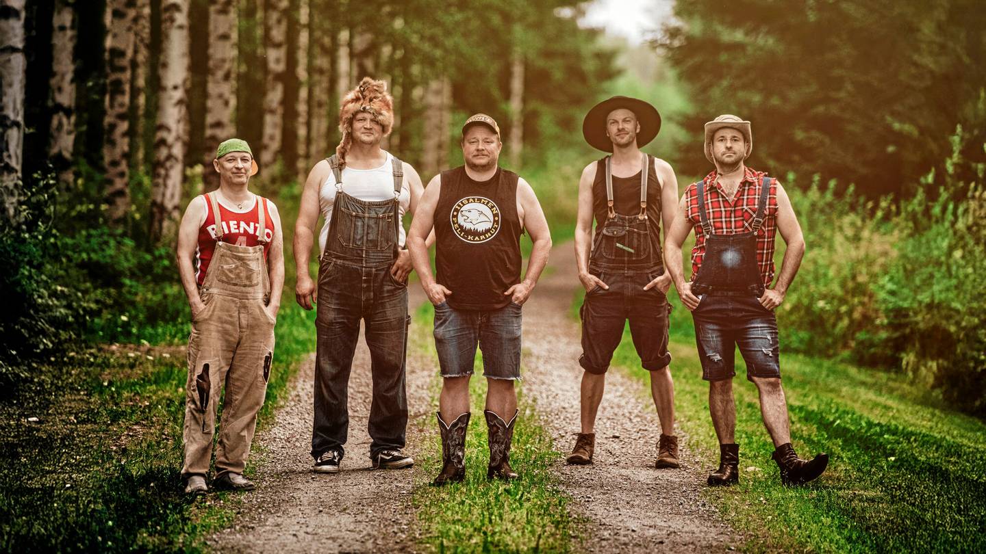 Steve 'n' Seagulls julkaisi uuden sovituksen Bomfunk MC's -yhtyeen Freestyler-kappaleesta – videossa esiintyy soittoa ja tanssia rakennustyömaavaatteissa. Steve ’n’ Seagulls julkaisi uuden sovituksen Bomfunk MC’s -yhtyeen Freestyler-kappaleesta – videossa esiintyy soittoa ja tanssia rakennustyömaavaatteissa. 1