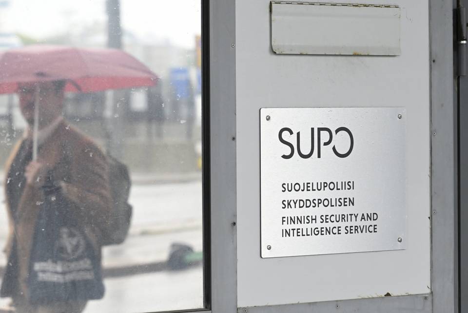 Supon tiedustelutoiminnan esitutkinta on saatu päätökseen – salassa pidettävän tiedon epäillään vuotaneen ulkopuolisille. Supon tiedustelutoiminnan esitutkinta on saatu päätökseen – salassa pidettävän tiedon epäillään vuotaneen ulkopuolisille. 1