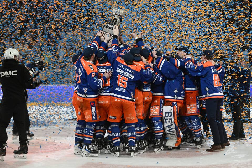 Tappara juhlii mestaruutta kotiyleisönsä edessä iltapäivällä – hopeasijalle sijoittunut KooKoo järjestää faneilleen mitalijuhlat perjantaina. 1