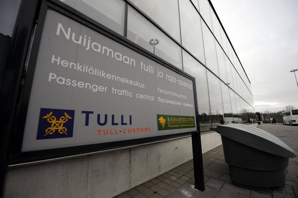 Tulli keskeyttää toistaiseksi noin sadan työntekijän työsuhteet itärajalta. Tulli keskeyttää toistaiseksi noin sadan työntekijän työsuhteet itärajalta. 1