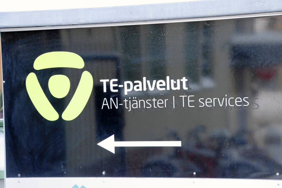 Työsopimusten solmiminen helpottuu maanantaista eteenpäin – perusteltua syytä ei enää vaadita. 1