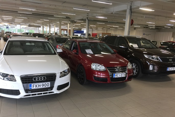 Uusien autojen rekisteröinnit Suomessa laskivat huhtikuussa 9 prosenttia. 1