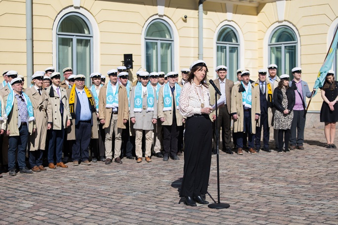 Vappua juhlitaan iloisesti, lukuun ottamatta muutamia satunnaisia tapahtumia. 1