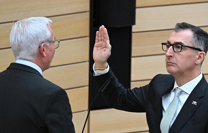Vihreä veteraani nousee ensimmäiseksi saksalaiseksi osavaltion pääministeriksi, jolla on turkkilaiset juuret. 1
