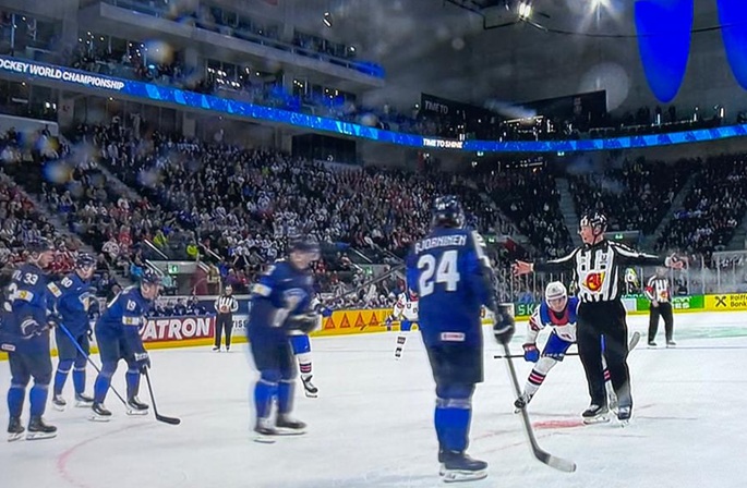 Voittamaton Suomi kukistaa Yhdysvallat jääkiekon MM-kisoissa Voittamaton Suomi kukistaa Yhdysvallat jääkiekon MM-kisoissa 1