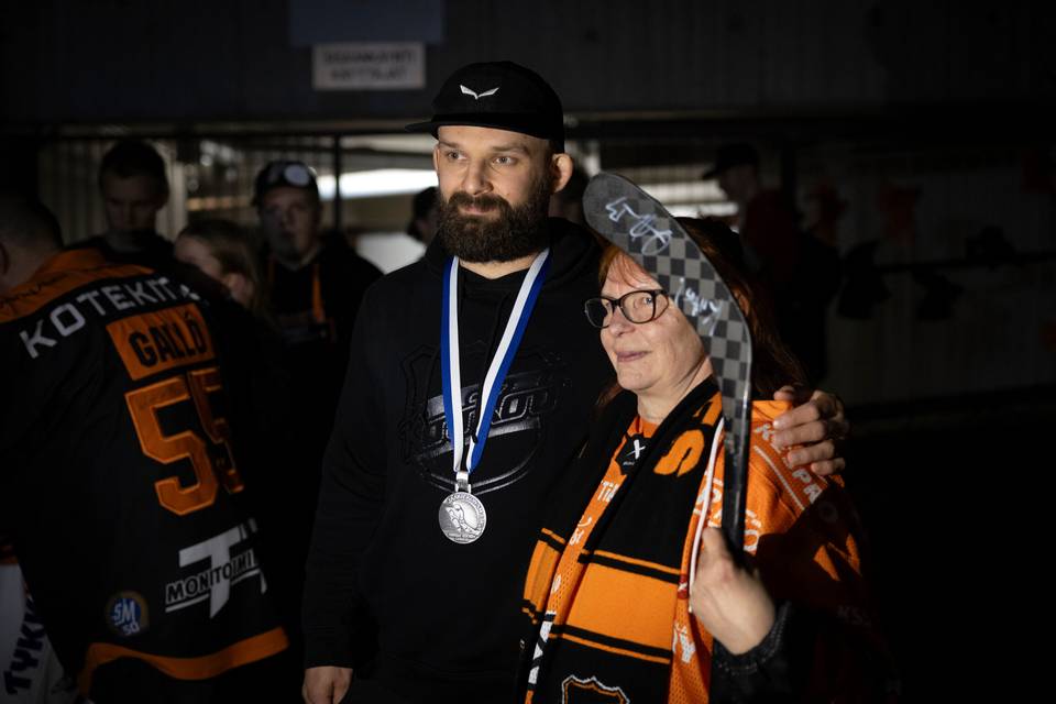 "Voittoa ei juhlittu, mutta vastaanotto oli silti juhlavainen" – Tällaisen vastaanoton KooKoo sai palattuaan yöllä Kouvolaan. 8