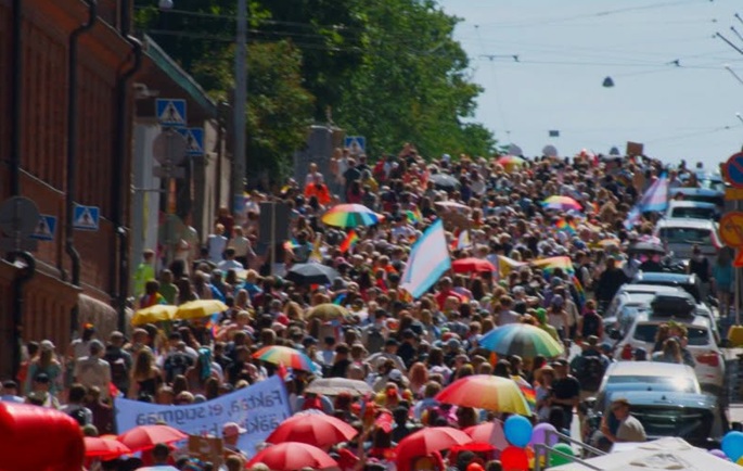 100 000 osallistujaa Helsingissä Pride-kulkueessa osoitti solidaarisuutta seksuaali- ja sukupuolivähemmistöille. 1
