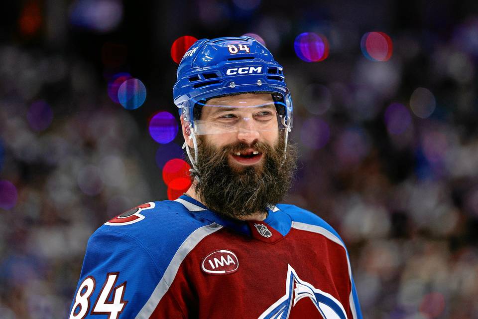 41-vuotias Brent Burns jatkaa NHL-uraansa bonuksilla varustetulla sopimuksella. 1