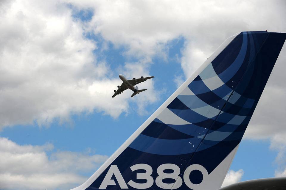 Airbus tutkii 16 suurinta matkustajalentokonetta halkeamien havaitsemisen vuoksi. Airbus tutkii 16 suurinta matkustajalentokonetta halkeamien havaitsemisen vuoksi. 1