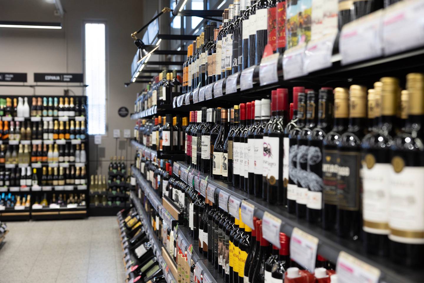 Alkoholin myynnin vapauttamisessa on tapahtunut merkittäviä käänteitä, pysyitkö mukana? Muutokset ovat tulossa. Alkoholin myynnin vapauttamisessa on tapahtunut merkittäviä käänteitä, pysyitkö mukana? Muutokset ovat tulossa. 1
