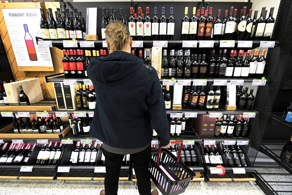 Alkoholin rekisteröity kulutus väheni 1970-luvun tasolle. 1