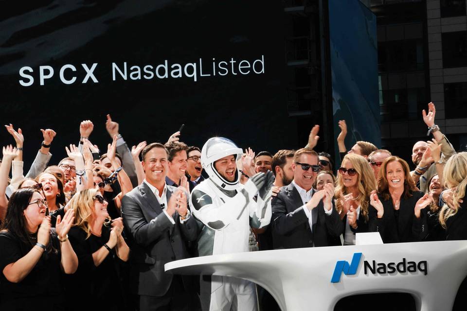 Avaruusalusyritys SpaceX:n osakekurssi kasvoi lähes 20 prosenttia listautumispäivän aikana. Avaruusalusyritys SpaceX:n osakekurssi kasvoi lähes 20 prosenttia listautumispäivän aikana. 1