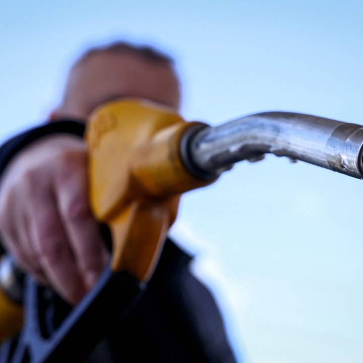 Bensiinin hinnan odotetaan laskevan rauhansopimuksen myötä. Bensiinin hinnan odotetaan laskevan rauhansopimuksen myötä. 2