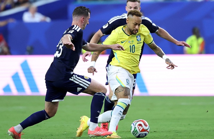 Brasilia voitti Skotlannin 3-0 edeten MM-kisojen pudotusvaiheeseen. 2