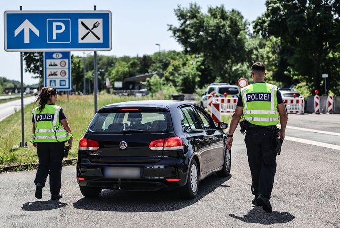 Bryssel kehottaa Saksaa vähentämään EU:n sisärajatarkastuksia. 1