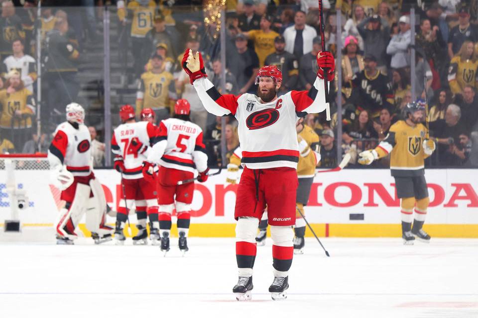 Carolina Hurricanes tasoitti ottelusarjan Vegas Golden Knightsia vastaan. Carolina Hurricanes tasoitti ottelusarjan Vegas Golden Knightsia vastaan. 1