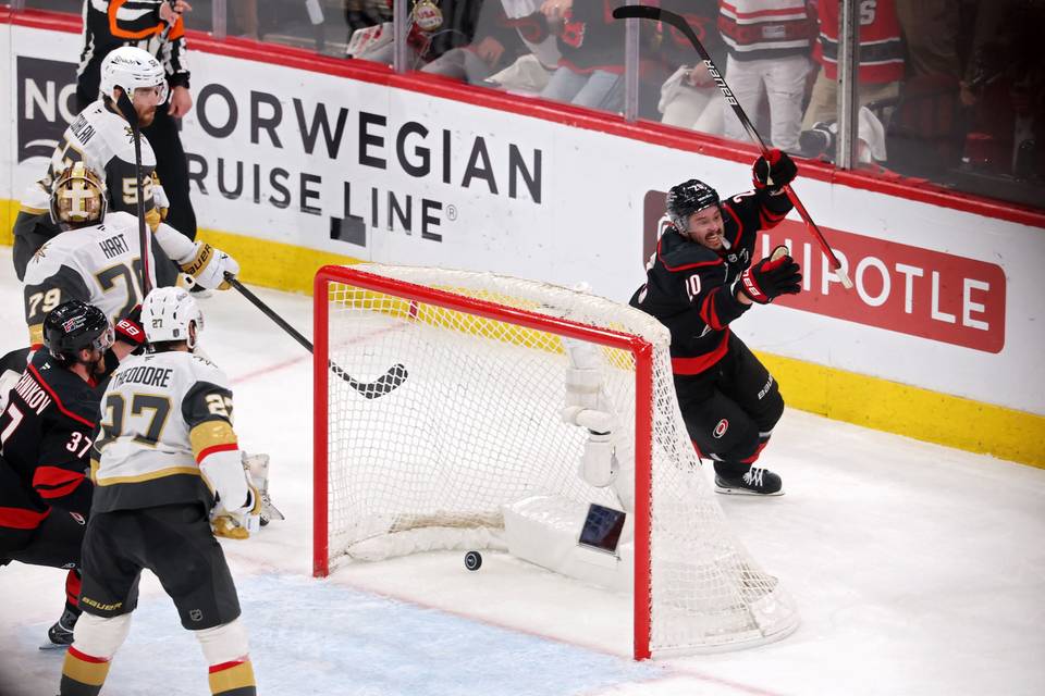 Carolina on enää voiton päässä Stanley Cup -tittelistä – Aho osui maalipuiden väliin Carolina on enää voiton päässä Stanley Cup -tittelistä – Aho osui maalipuiden väliin 1