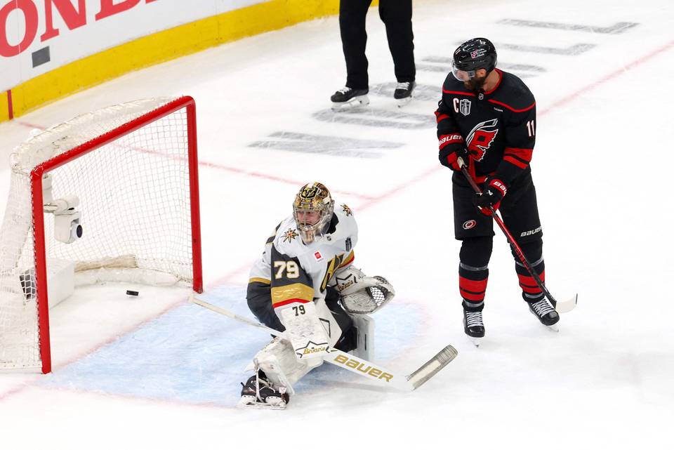 Carolina tasoitti NHL-finaalisarjan jatkoaikajännityksessä – Ahon ketju teki voittomaalin 1