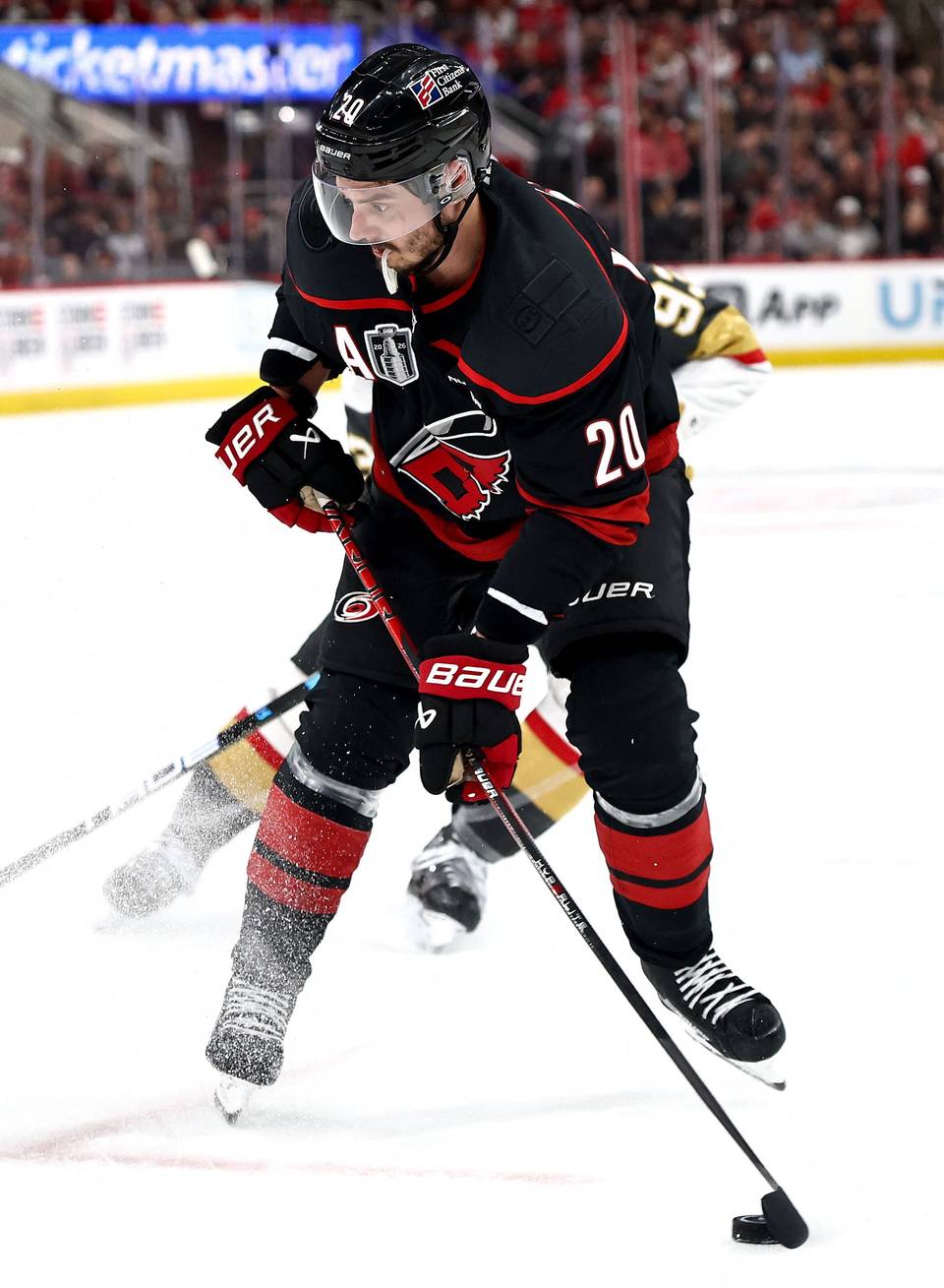 Carolina tasoitti NHL:n mestaruussarjan, Aho syötti jatkoajan voittomaalin. 1