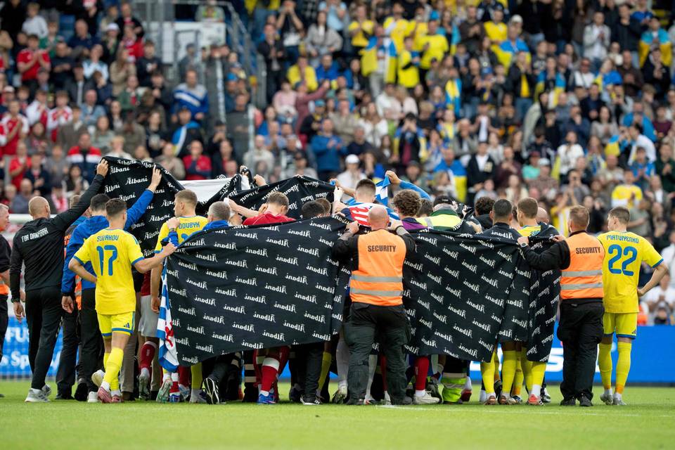 Christian Eriksen kaatui jälleen pelikentällä – viisi vuotta Suomi-ottelun romahtamisensa jälkeen Christian Eriksen kaatui jälleen pelikentällä – viisi vuotta Suomi-ottelun romahtamisensa jälkeen 1