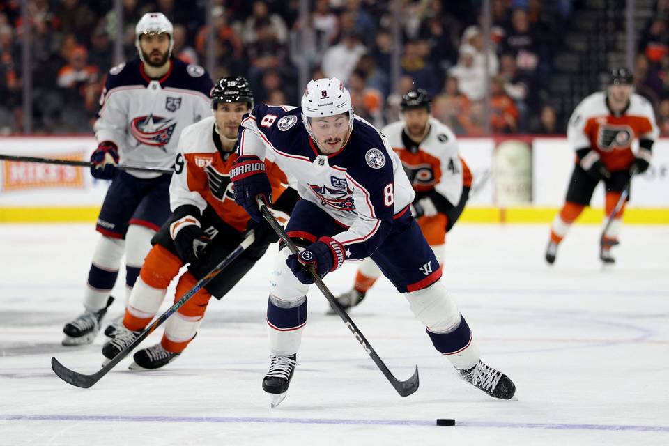 Columbuksen tähtipuolustaja Zach Werenski sai unohtumattoman yllätyksen – NHL myönsi Norris-palkinnon perhekokoontumisen aikana. 1